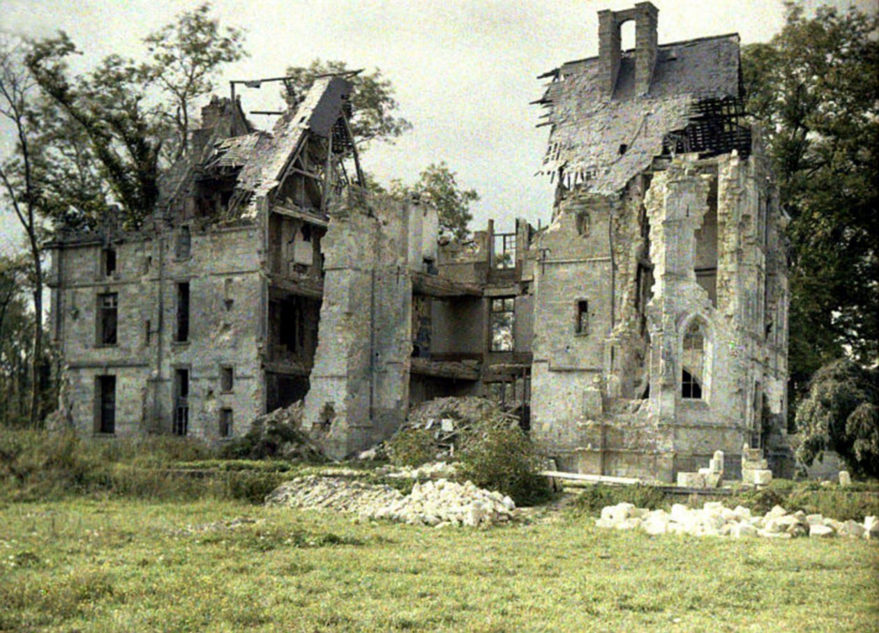 A Chateau Plessis romjai a németek visszavonulását követően, Noyon, Oise, Franciaország, 1917 (autokróm) alkotó: Fernand Cuville