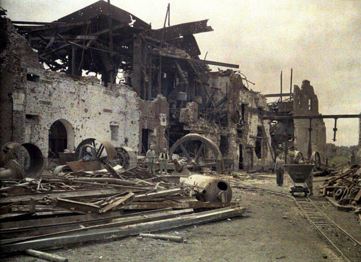 A súlyosan megrongálódott Vauxrot szeszfőzde romjai, Cuffies, Aisne, Franciaország, 1917 (autokróm) alkotó: Fernand Cuville