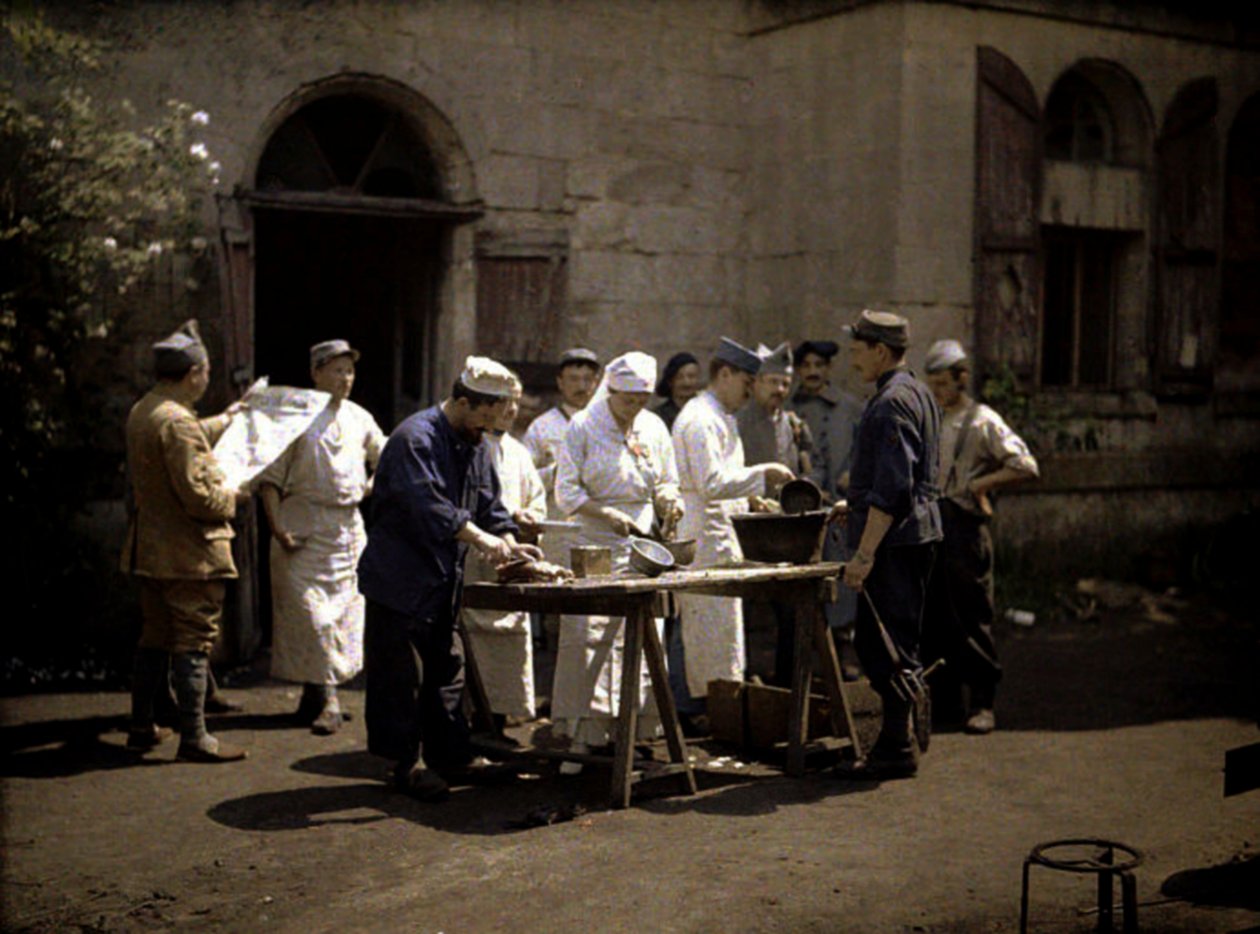 Katonák a Chateau Vauxbuinban, amelyet a francia hadsereg kórházként használt, Soissons, Aisne, Franciaország, 1917 (autokróm) alkotó: Fernand Cuville