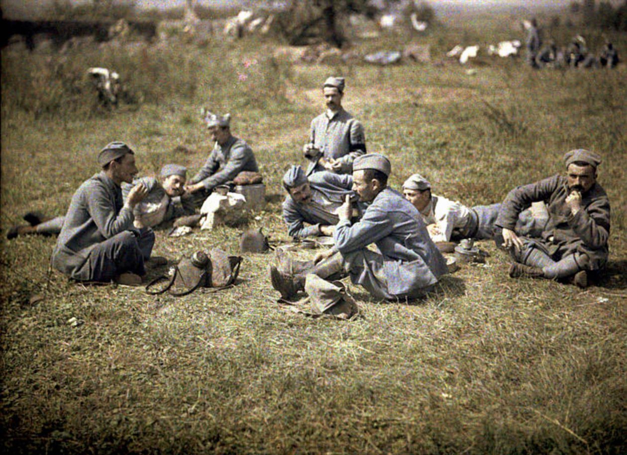 Katonák pihennek étkezés után, Aisne, Franciaország, 1917 (autokróm) alkotó: Fernand Cuville