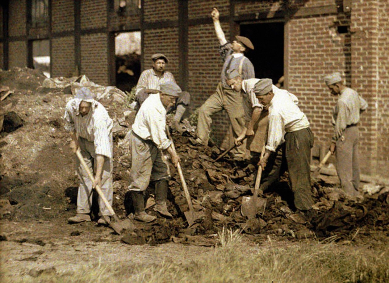 Katonák, akik lapáttal dolgoznak egy épület törmelékében, Soissons, Aisne, Franciaország, 1917 (autokróm) alkotó: Fernand Cuville