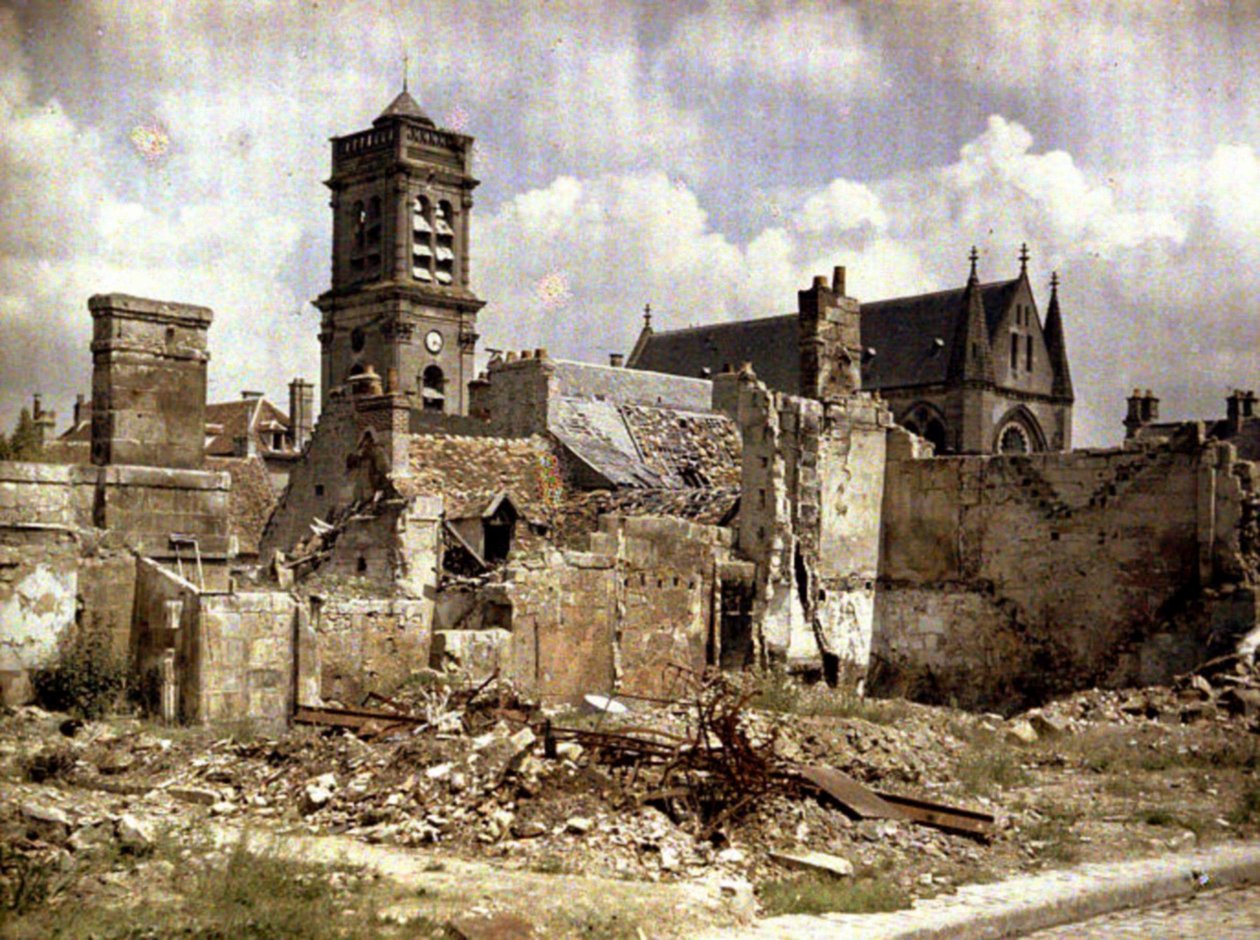 A templom és a lerombolt épületek a Rue du Coq Lombard-on, Soissons, Aisne, Franciaország, 1917 (autokróm) alkotó: Fernand Cuville