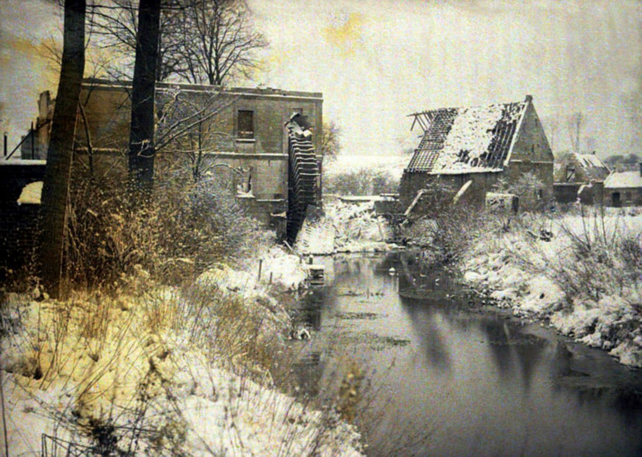 A kastély megsérült vízimalom a hóban, Chaulnes, Somme, Franciaország, 1917 (autokróm) alkotó: Fernand Cuville