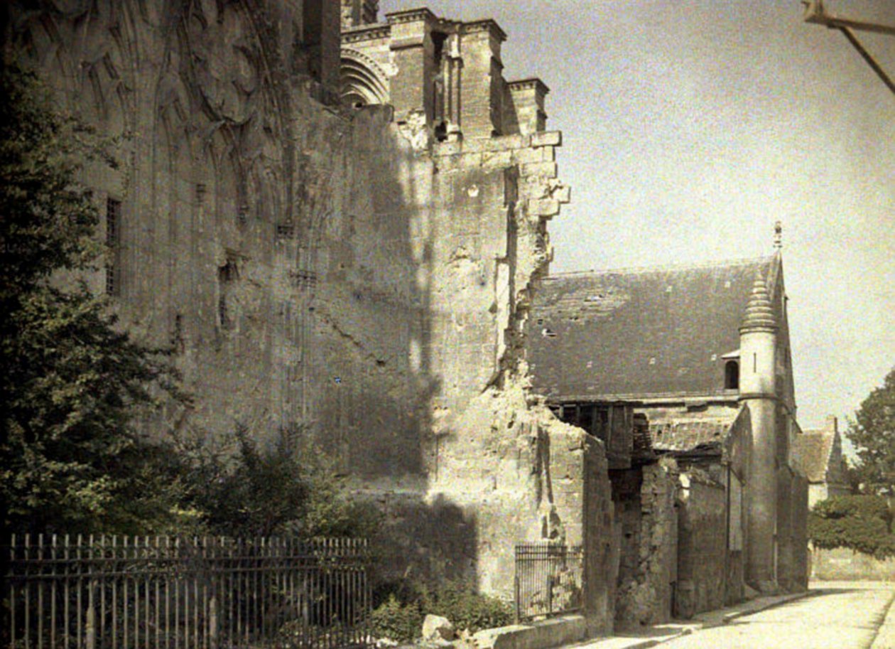 A Cathedrale Saint-Gervaise-et-Saint-Protais északi homlokzata, amely 1180-ban kezdődött, és a háború alatt súlyosan megsérült, Soissons, Aisne, Franciaország, 1917 (autokróm) alkotó: Fernand Cuville