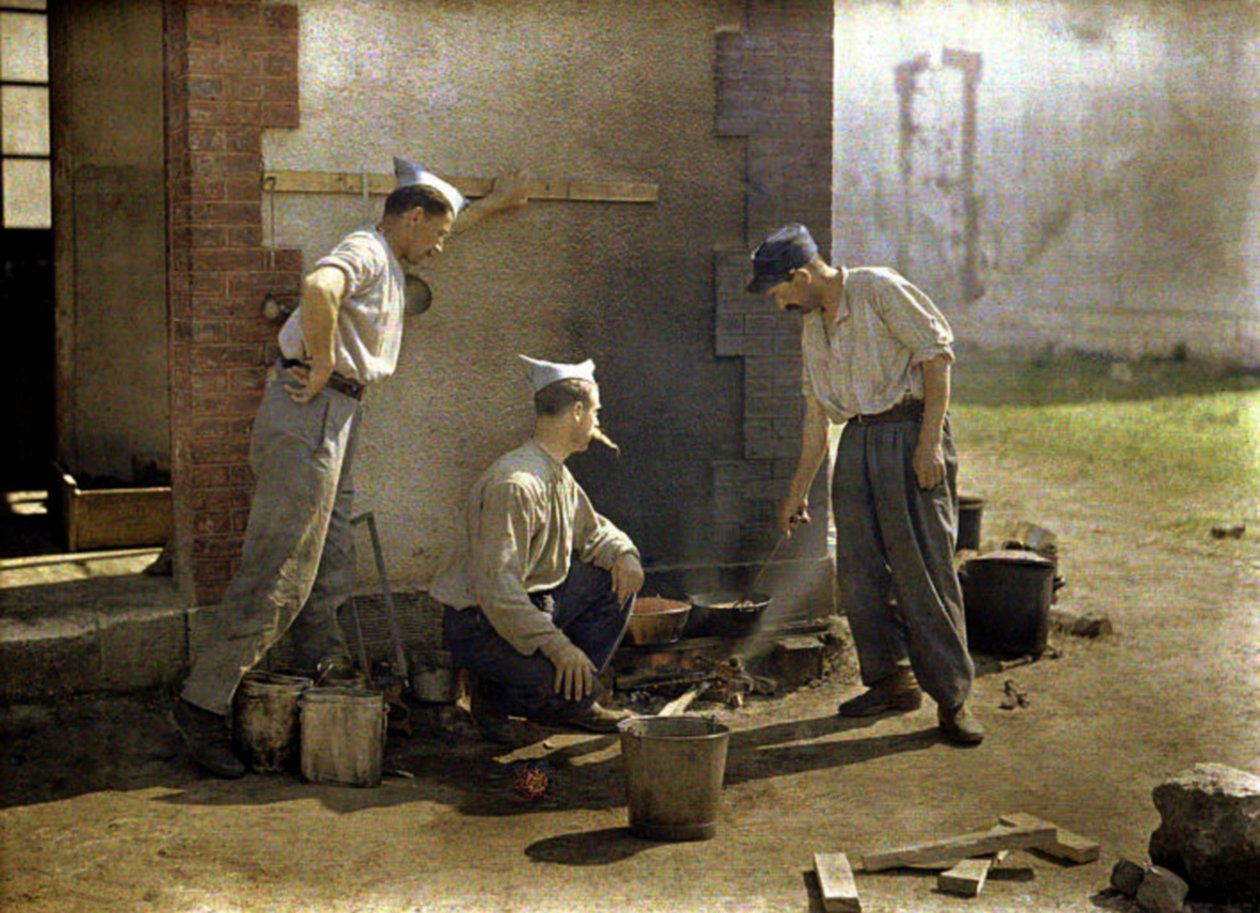 Három francia katona ebédet főz nyílt tűzön, Soissons, Aisne, Franciaország, 1917 (autokróm) alkotó: Fernand Cuville