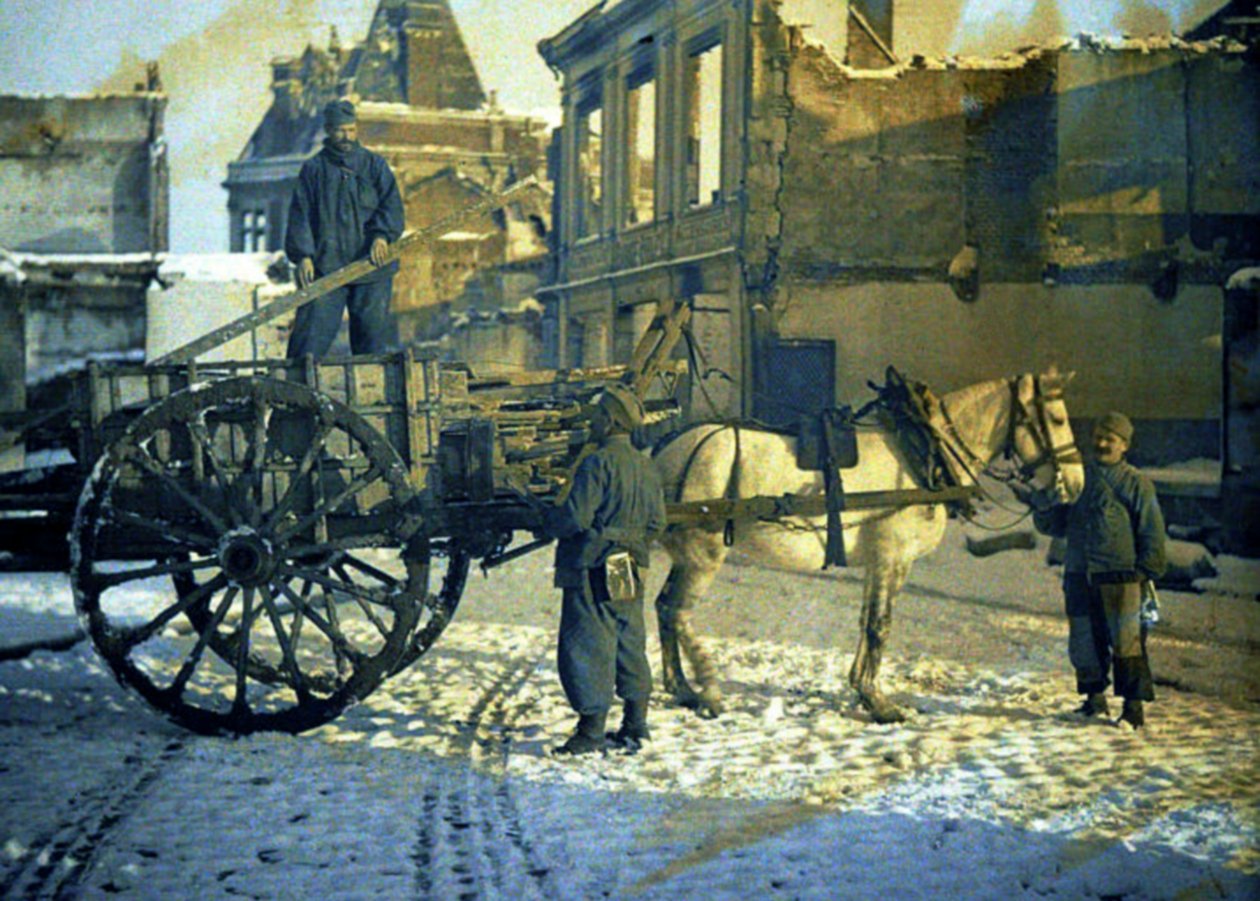 Három francia katona egy sérült épületekkel teli utcán, Chauny, Aisne, Franciaország, 1917 (autokróm) alkotó: Fernand Cuville