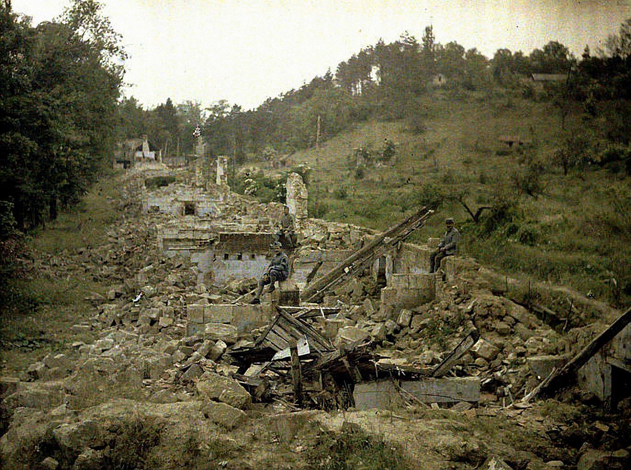 Három katona az üveggyár romjaiban, Vauxrot, Cuffies, Aisne, Franciaország, 1917 (autokróm) alkotó: Fernand Cuville