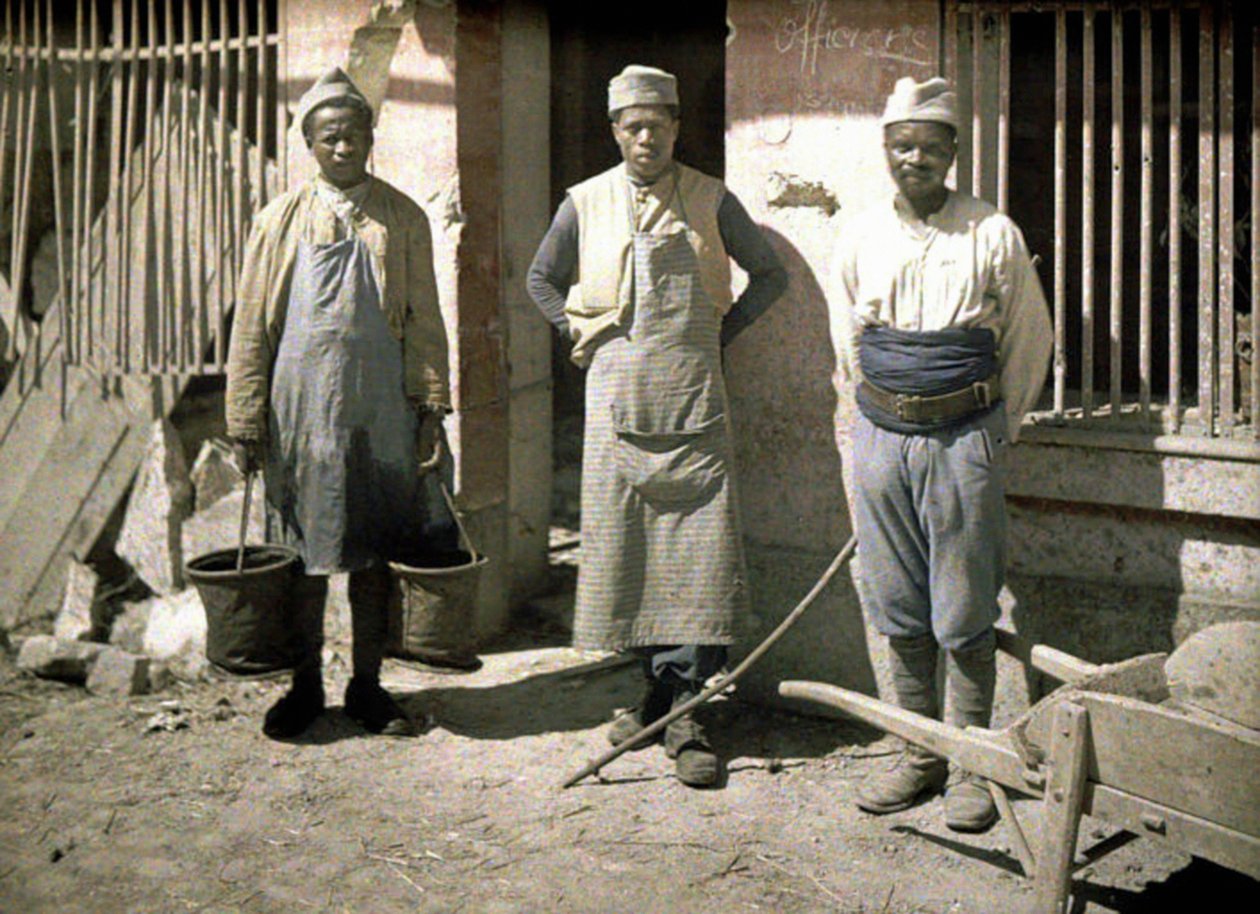 Három szenegáli munkás egy ház előtt, Soissons, Aisne, Franciaország, 1917 (autokróm) alkotó: Fernand Cuville