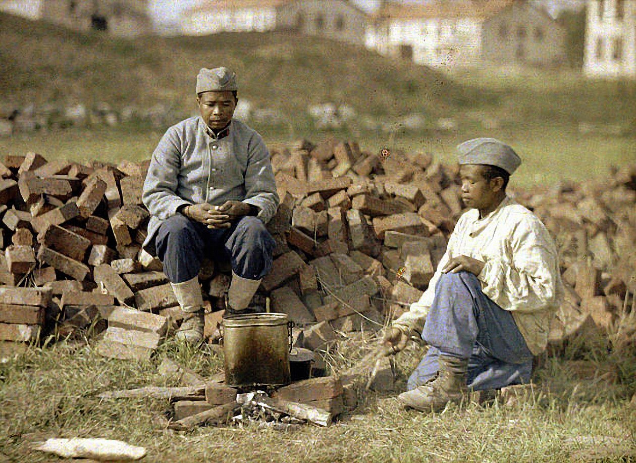 Két afrikai katona ételt melegít, Soissons, Aisne, Franciaország, 1917 (autokróm) alkotó: Fernand Cuville