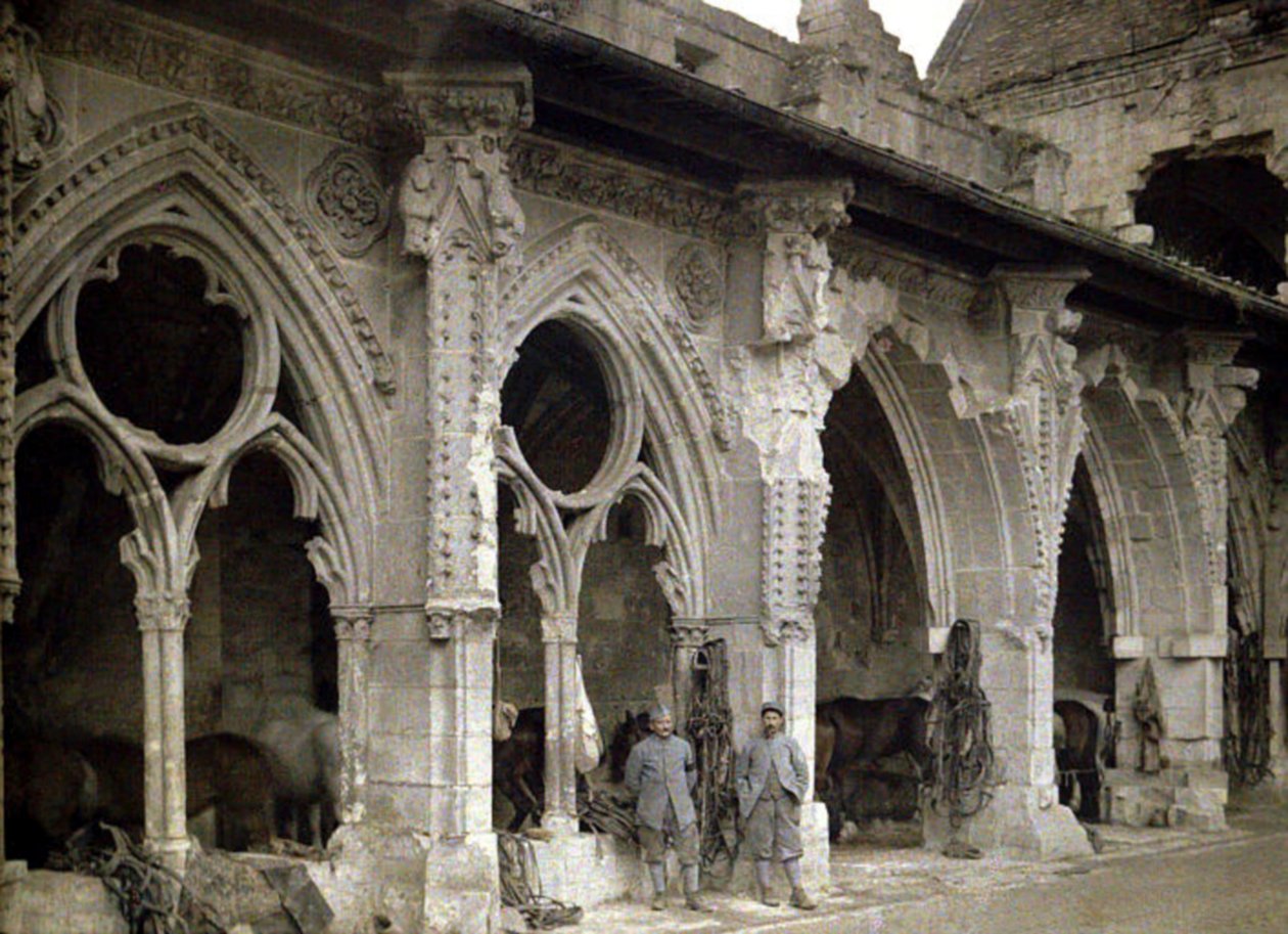 Két francia katona és lovak a Saint-Jean-des-Vignes apátság kerengőjében, amelyet tüzérségi tűz súlyosan megrongált, Soissons, Aisne, Franciaország, 1917 (autokróm) alkotó: Fernand Cuville