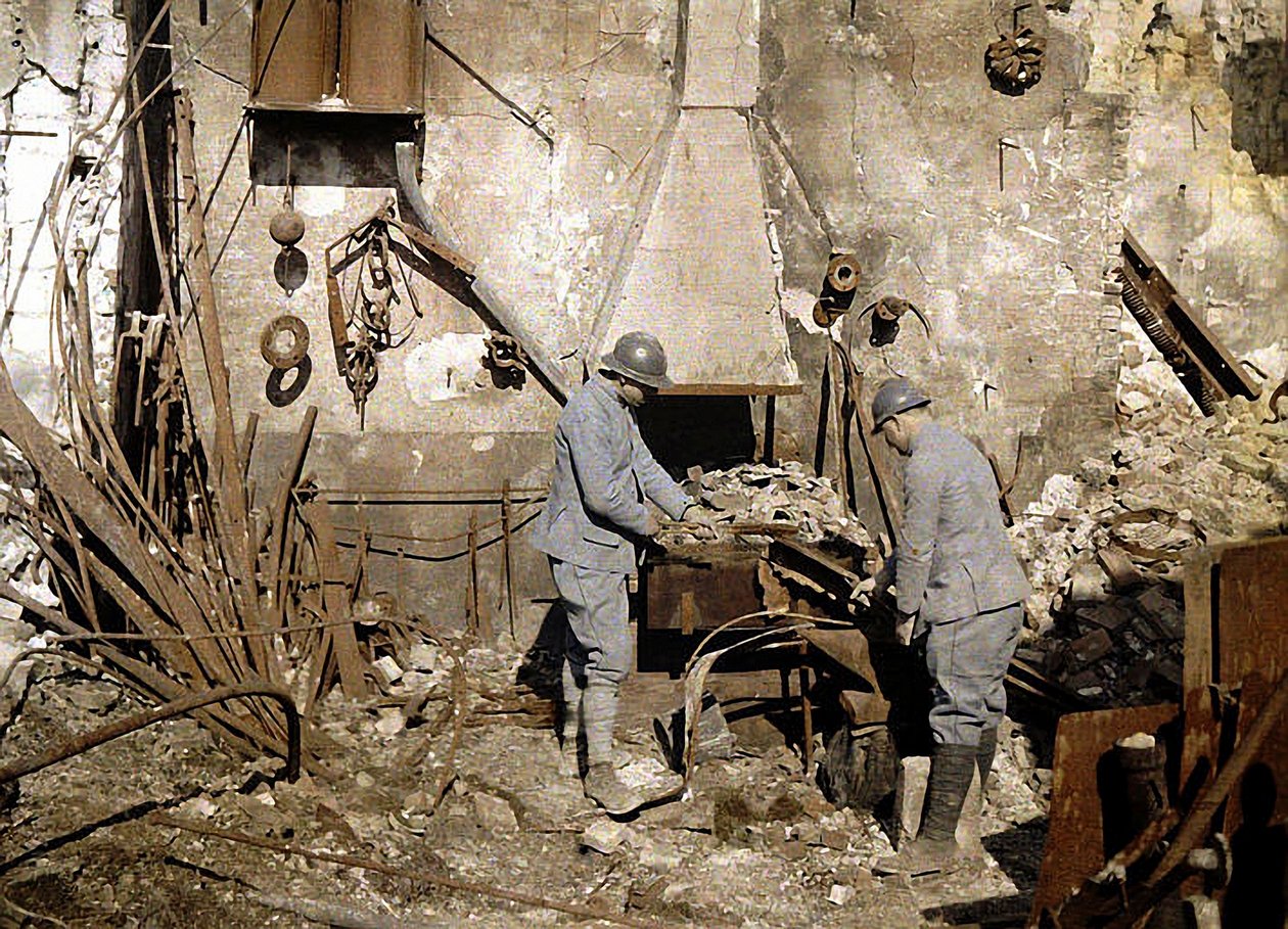 Két francia katona egy gránátok által elpusztított kovácsműhelyben dolgozik, Reims, Franciaország, 1917 (autokróm) alkotó: Fernand Cuville