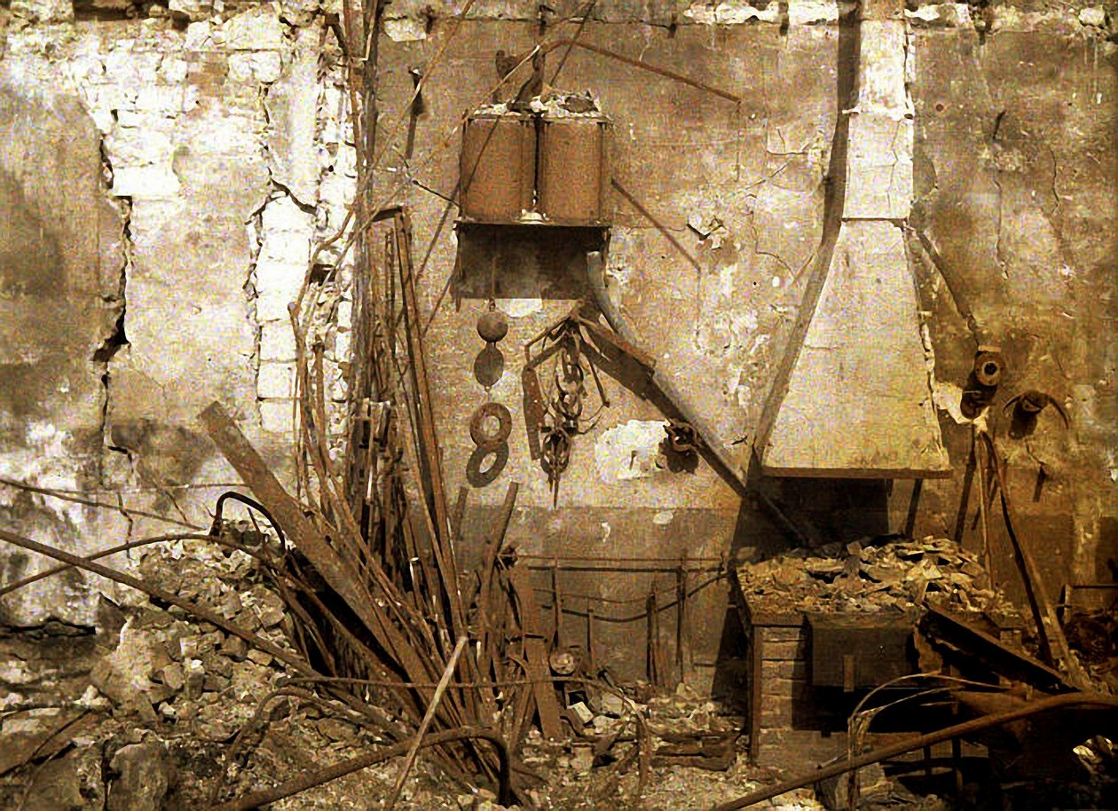 Kilátás egy gránátok által elpusztított kovácsra, Reims, Franciaország, 1917 (autokróm) alkotó: Fernand Cuville