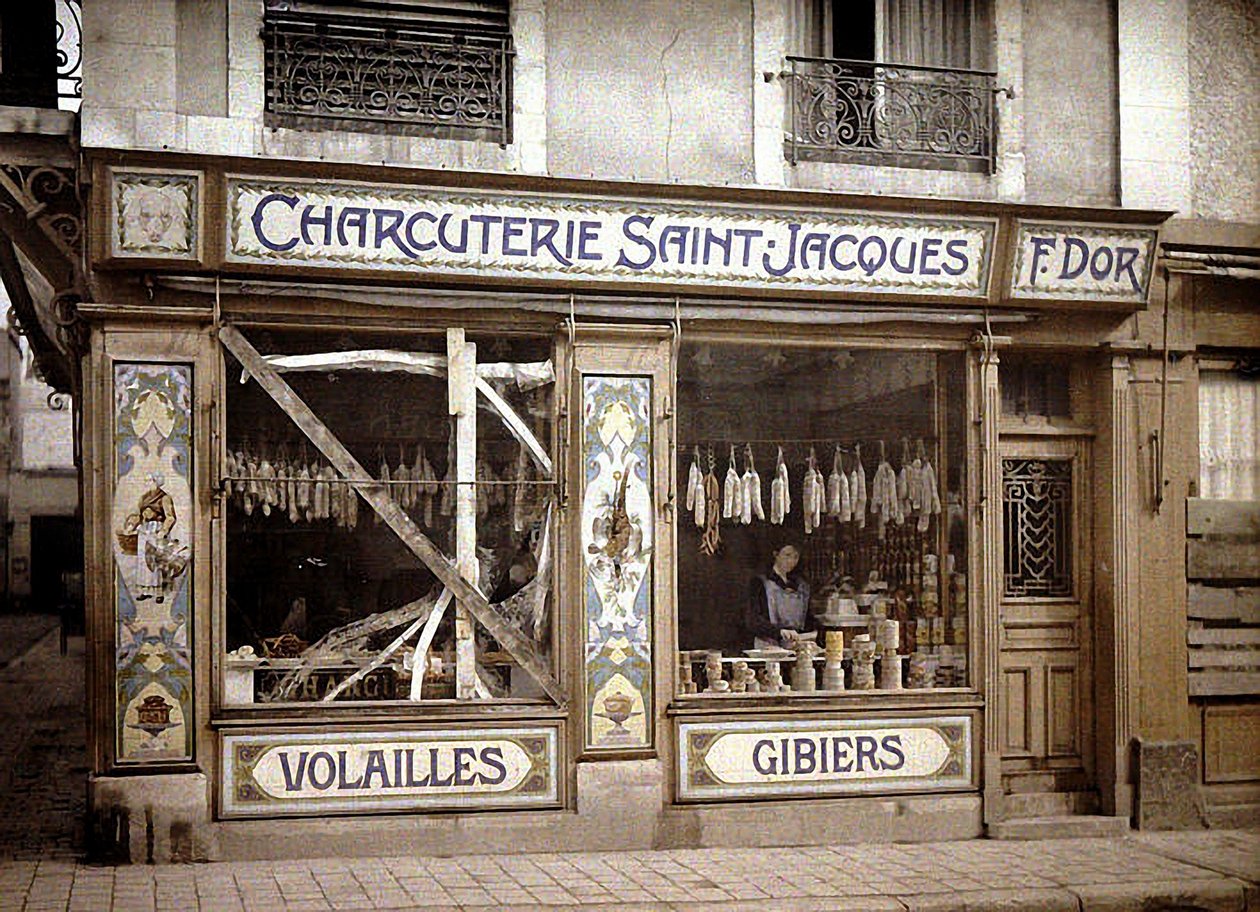 Nő egy hentesüzlet kirakatában, Reims, Marne, Franciaország, 1917 (autokróm) alkotó: Fernand Cuville