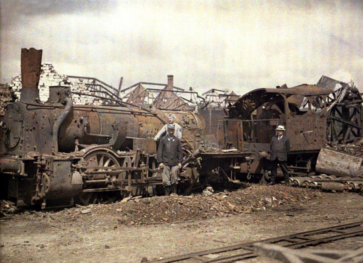 Kiégett mozdony és vasúti kocsi a súlyosan megrongálódott Vauxrot szeszfőzde romjai előtt, Cuffies, Aisne, Franciaország, 1917 (autokróm) alkotó: Fernand Cuville