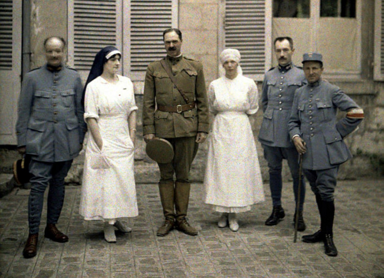 Francia katonai orvosok és ápolónők a Saint-Paul kórház előtt, Soissons, Aisne, Franciaország, 1917 (autokróm) alkotó: Fernand Cuville