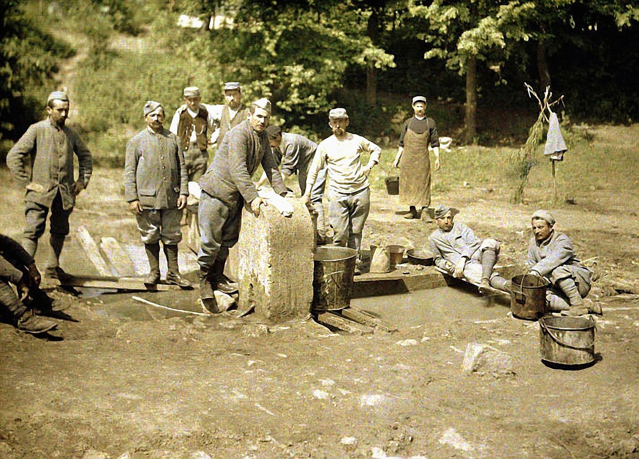 Francia katonák csoportja, akik egy kútnál mosnak, Soissons, Aisne, 1917 (autokróm) alkotó: Fernand Cuville
