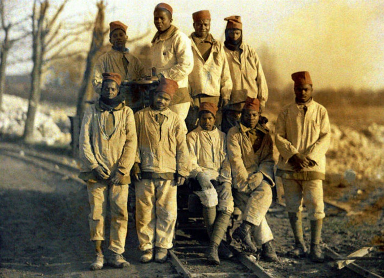 Szenegáli munkások vasúti kerékpárral, Ham, Somme, Franciaország, 1917 (autokróm) alkotó: Fernand Cuville
