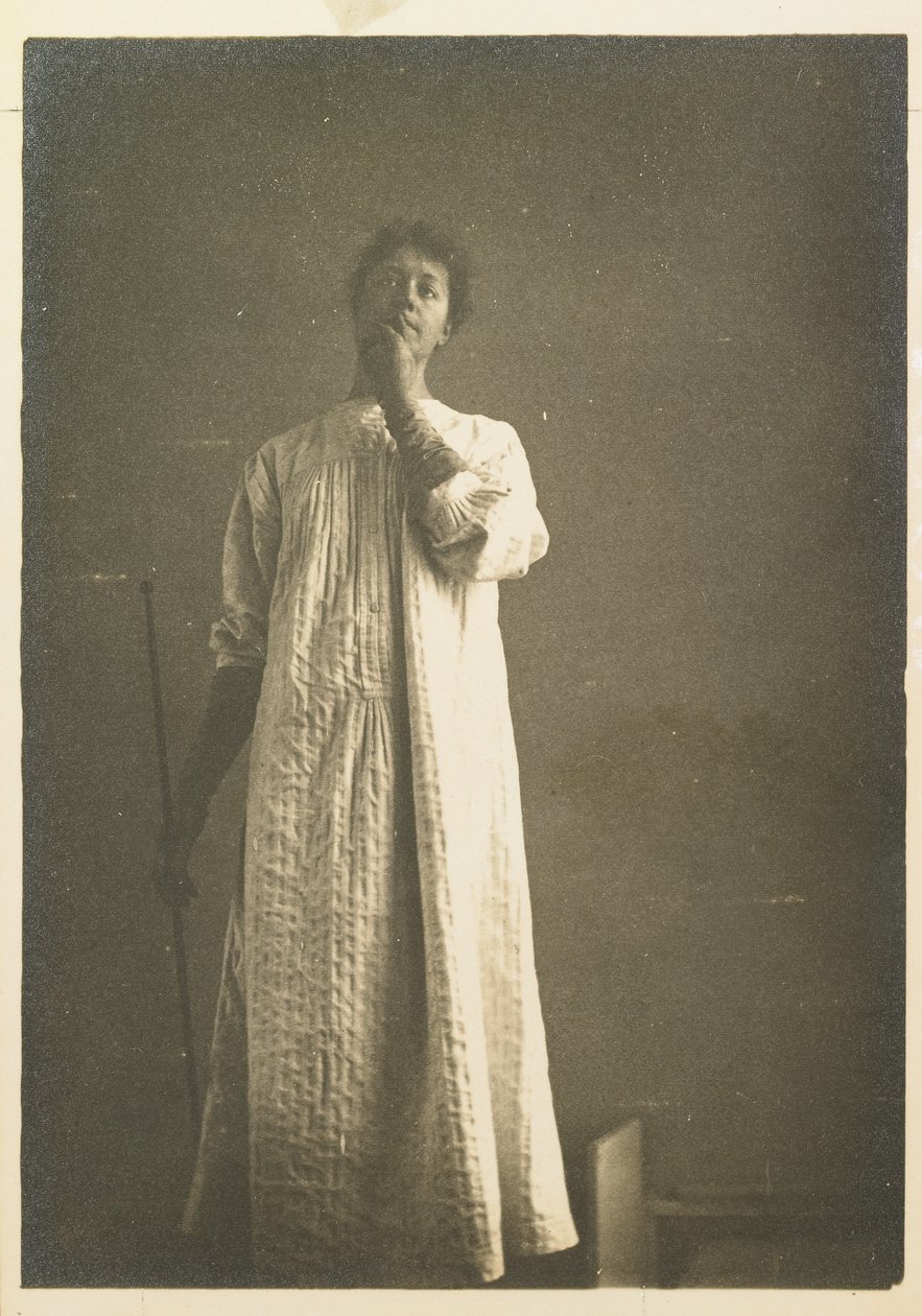 Nő ingben, kéz a száj előtt alkotó: Fernand Khnopff