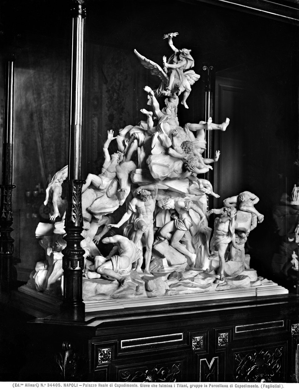 A Jupiter villámmal csap a titánokba, 1800-1812 körül (porcelán) alkotó: Filippo Tagliolini
