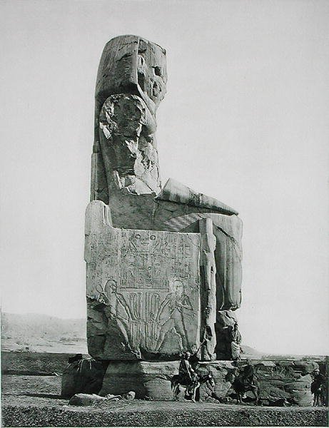 Kolosszális szobor, III. Amenhotep temploma (Kr. e. 1417-1379) Théba, 1900 körül (fotómélység) alkotó: Fils Goupil