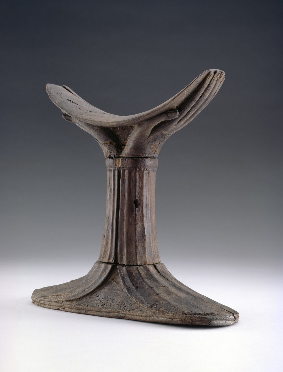 Fából készült fejtámla, a fejfedő tölcséres kéz alakú fa alkotó: First Intermediate Period Egyptian