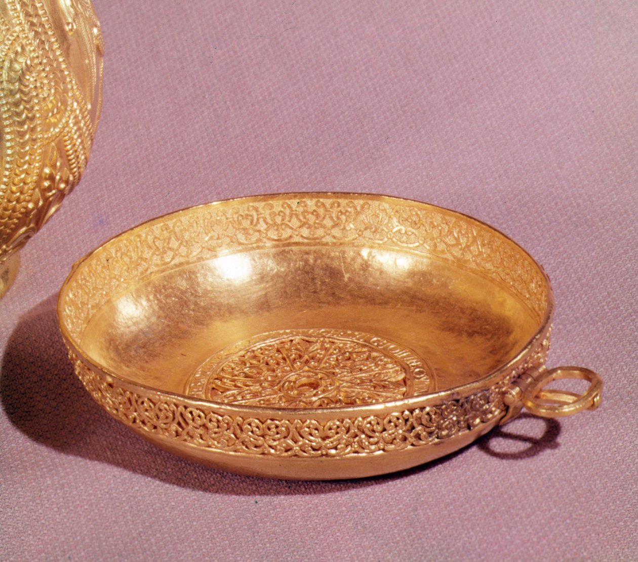 Bowl from Nagyszentmiklos, Romania, 8th-9th century (gold) alkotó: First Bulgarian Kingdom