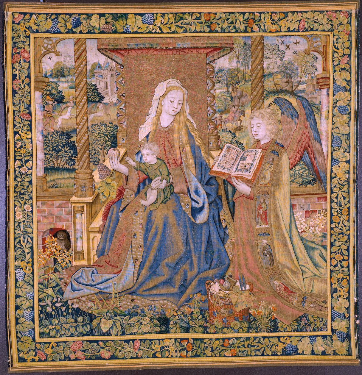 Flamand kárpit. A Szűz a gyermekkel és az angyalokkal (The Virgin with the Child and an Angel, Mary met Kind in engelen). kb alkotó: Flemish School