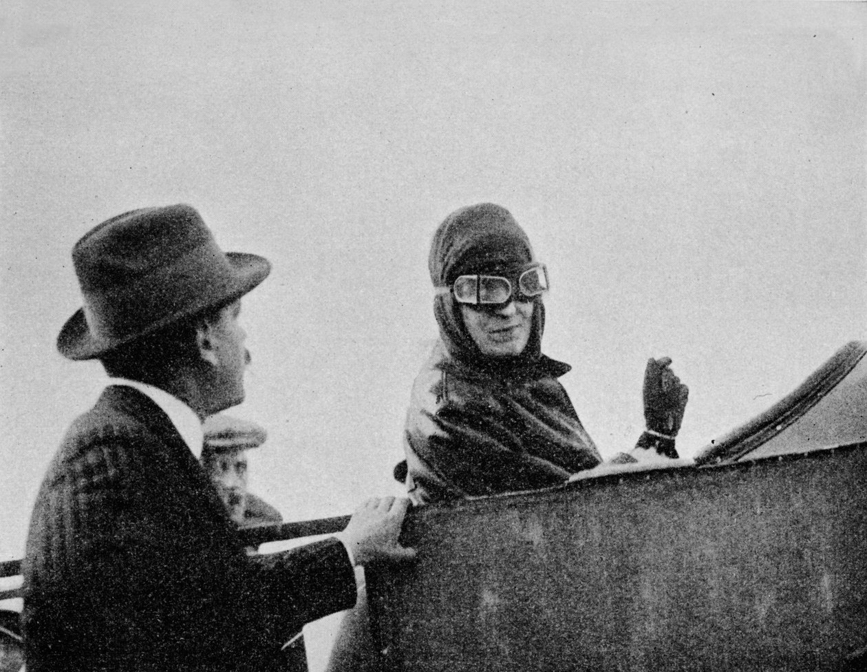 Miss Trehawke-Davies az egyik Bleriot monoplán utasülésén, 1913 1934 alkotó: Flight Photo