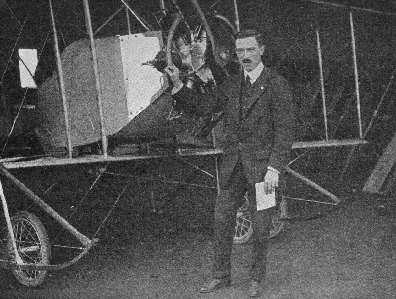Az egyik legjobb oktató: Lewis WF Turner egy Caudron gyakorló kétfedelű repülőgép mellett, 1913 1934 alkotó: Flight Photo