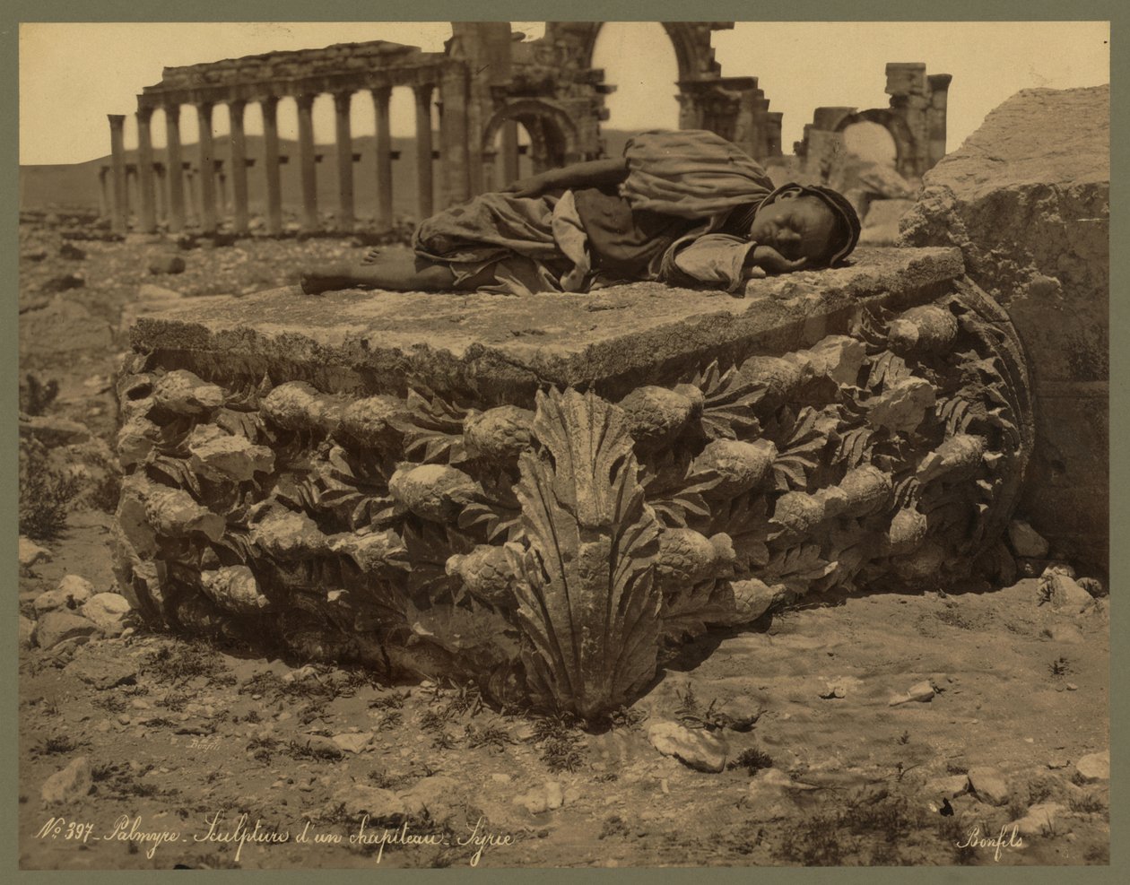 Kilátás a Grand Colonnade-ra, Palmyra, 1875 körül (albumnyomat) alkotó: Félix Bonfils