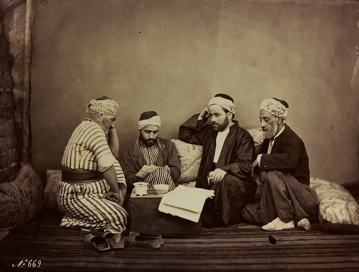 Album Damas et Baalbek: Egy csoport szíriaiak egy asztal körül ülve alkotó: Félix Bonfils