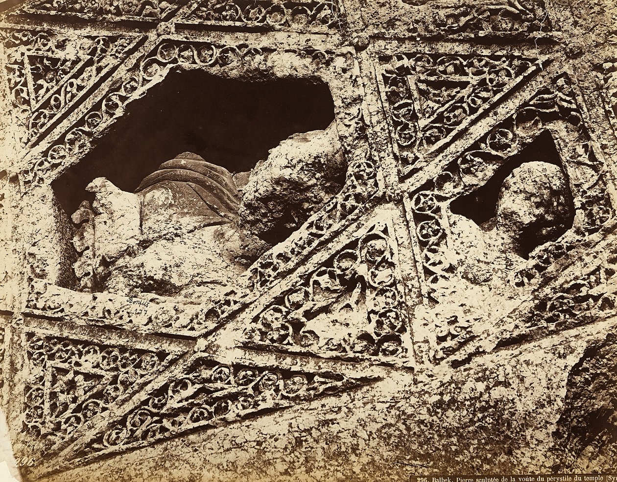 Részlet a szobrászati díszítésről egy templomban, Heliopolis vagy Baalbek régészeti övezetében, az ősi szíriai város, ma Libanon alkotó: Félix Bonfils