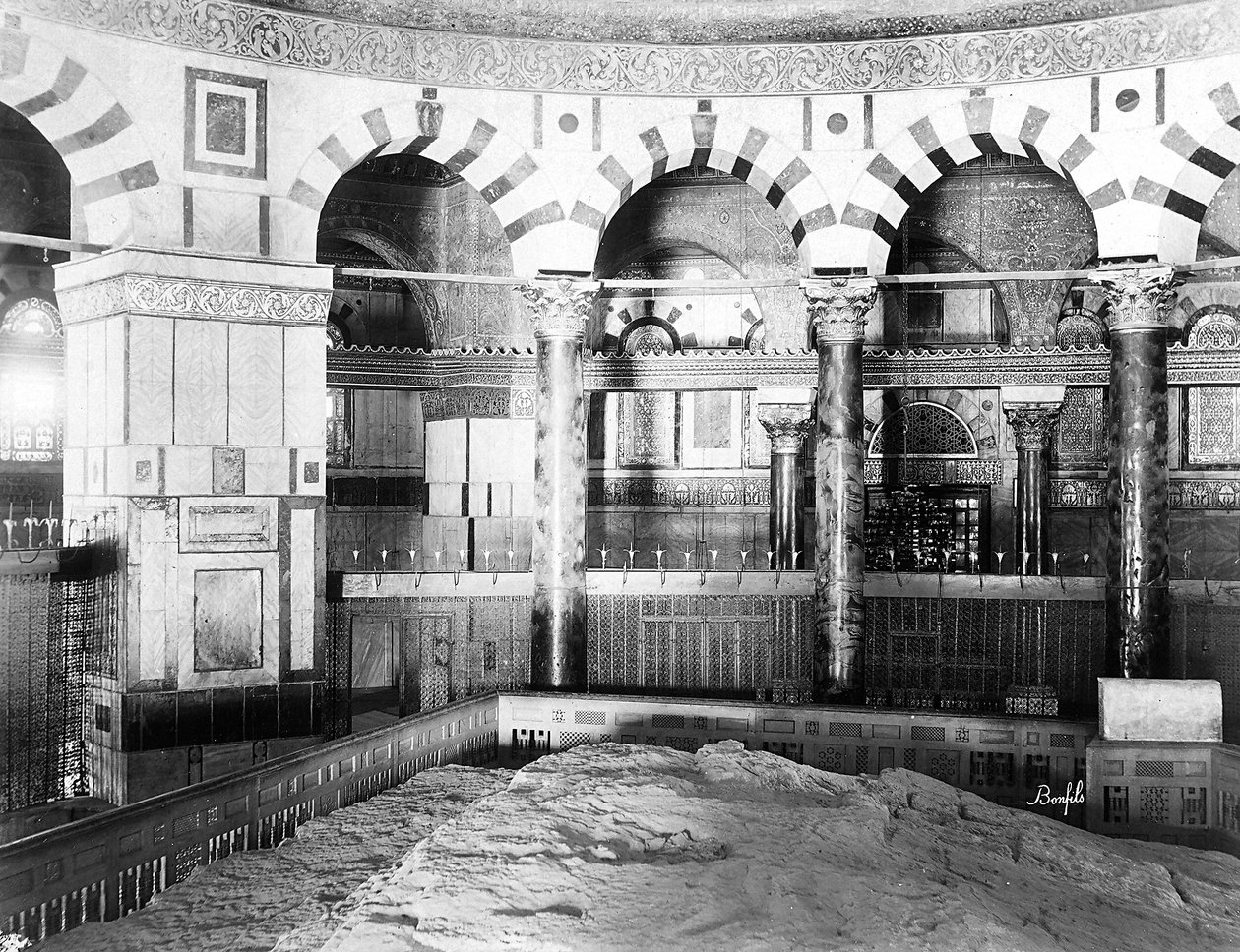 A jeruzsálemi Omar mecset belseje. Két sor oszlop és márványoszlop veszi körül a zsidók és a muszlimok szent sziklát alkotó: Félix Bonfils