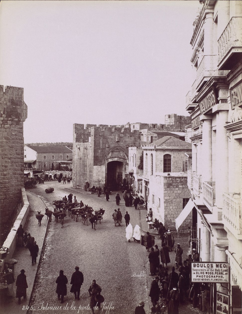 A Jaffa-kapu belseje, kb. 1870. alkotó: Félix Bonfils