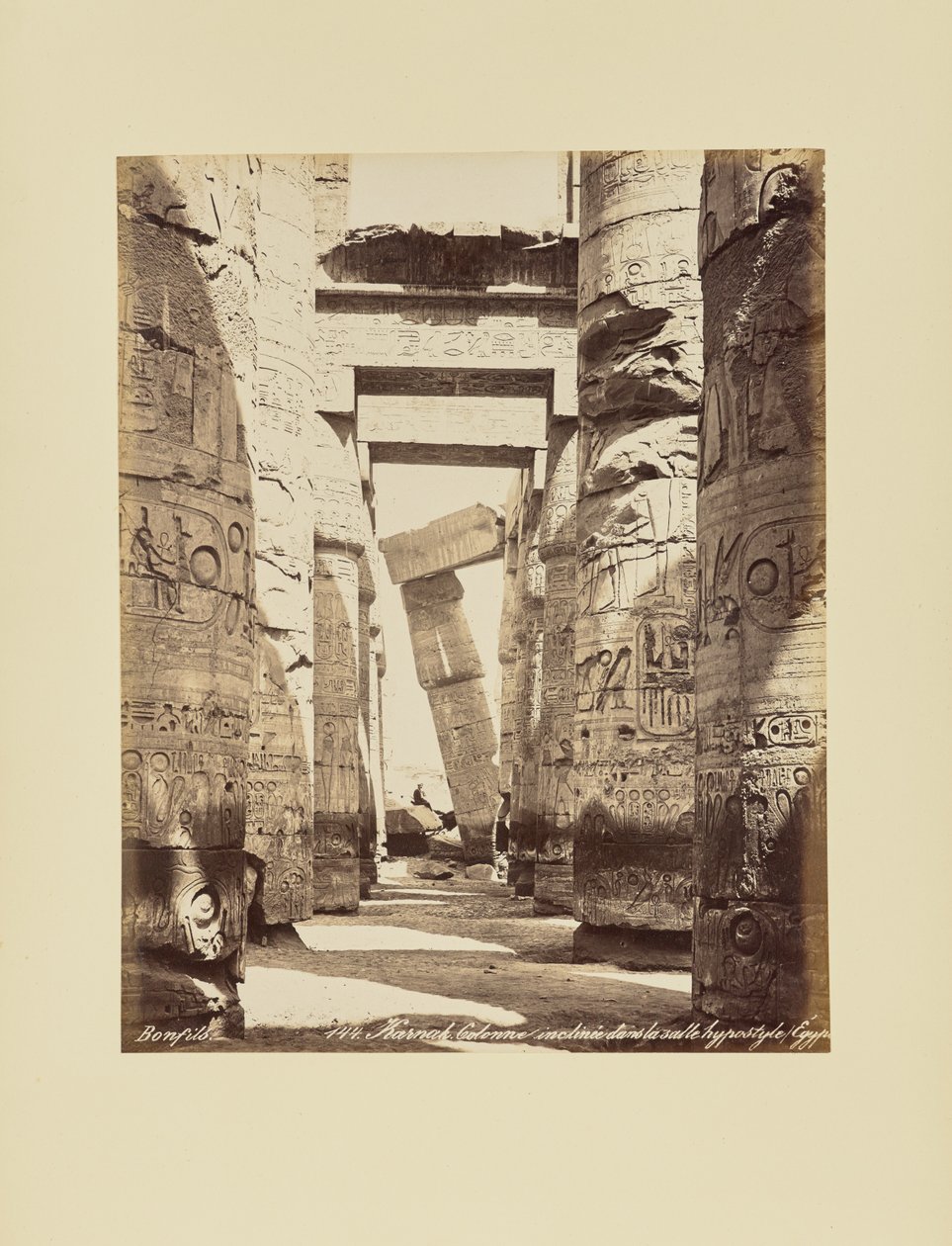 Karnak. Ferde oszlop a hiposztílus-csarnokban, Egyiptom alkotó: Félix Bonfils