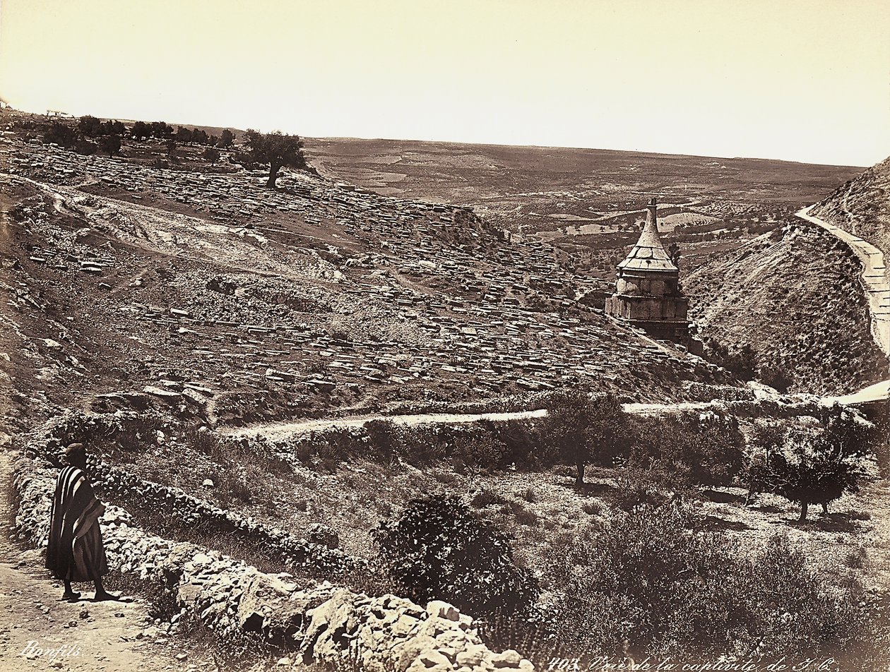 Panorámás kilátás a Cedron vagy Josafat völgyére, Absalom sírjával, Jeruzsálem külvárosában. Egy mas nézi a kilátást az utcáról alkotó: Félix Bonfils