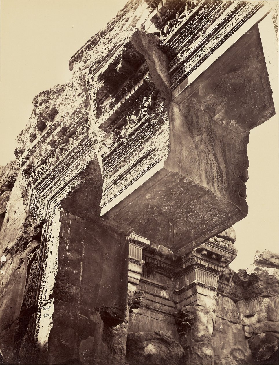 Jupiter templomának kapuja (Zuhanó kő) - (Balbek) alkotó: Félix Bonfils