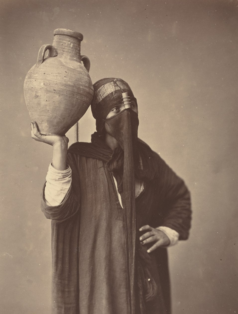 Vízszállító Kairóban, kb. 1870. alkotó: Félix Bonfils