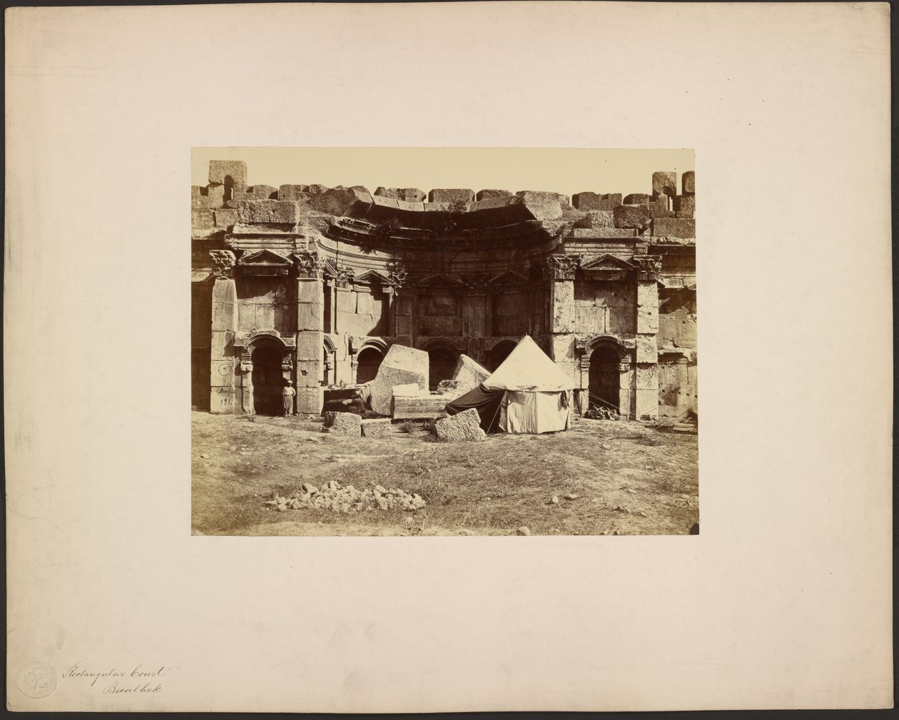 Téglalap alakú udvar, Baalbek alkotó: Félix Bonfils