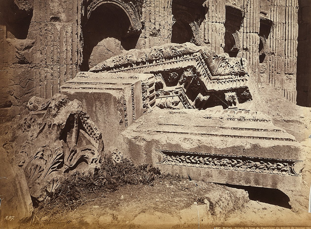Egy fríz romjai a Jupiter-templomból vagy a Nap-templomból, Heliopolis vagy Baalbek régészeti övezetében, ősi szíriai város, ma Libanon alkotó: Félix Bonfils