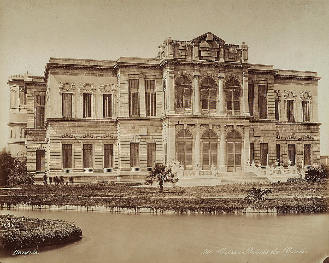 A Giseh-palota Kairóban, Egyiptomban alkotó: Félix Bonfils