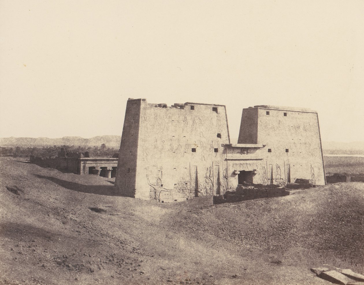 Edfu Apollonopolis Magna, Általános nézet a templomról, 1851-52, nyomtatva 1853-54. alkotó: Félix Teynard