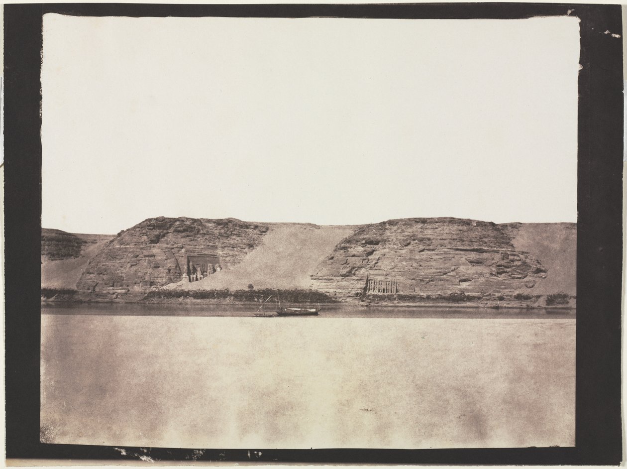 Az alapkőzetbe vájt műemlékek általános képe Dahabieh fotósokkal. Abu Simbel, 1851-1852. alkotó: Félix Teynard