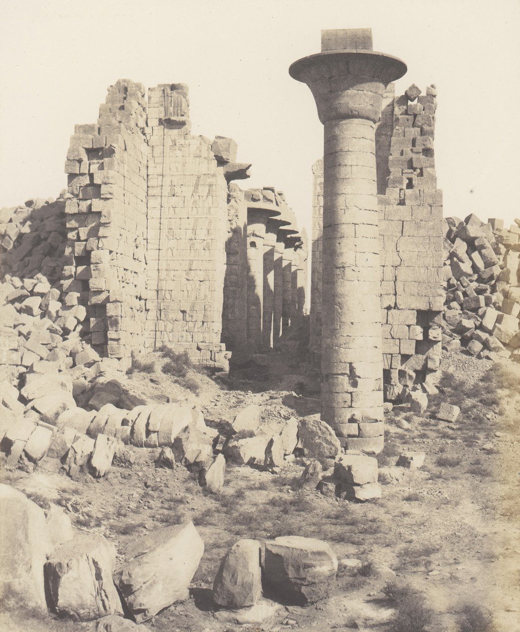 Karnak Théba, a palota udvara – Kilátás az I. pontból, 1851-52, nyomtatva 1853-54. alkotó: Félix Teynard
