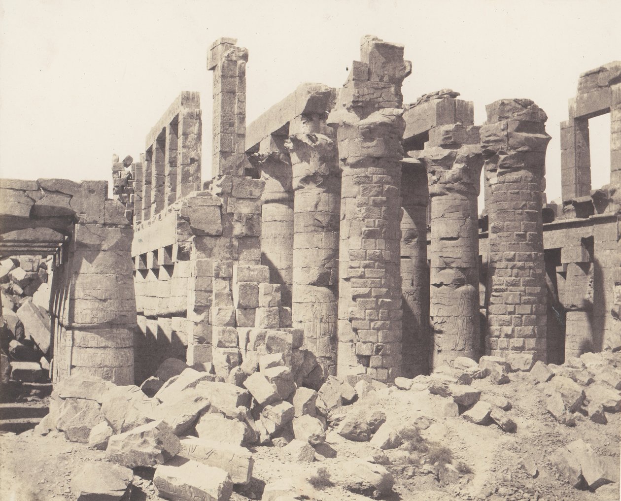 Karnak Théba, Palota - Hypostyle Hall - Általános nézet a Q pontról, 1851-52, nyomtatva 1853-54. alkotó: Félix Teynard