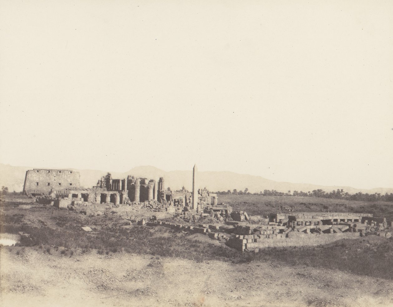 Karnak Théba, A romok általános képe délkeletről, in T, 1851-52, nyomtatva 1853-54. alkotó: Félix Teynard