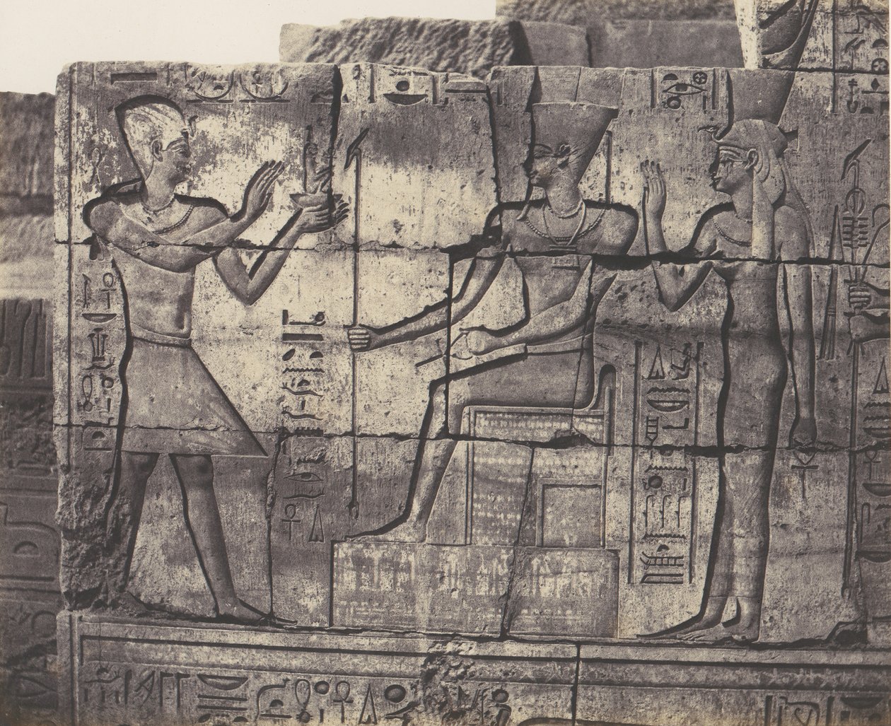 Karnak Théba, épület romokban - Szobrok a belső falról..., 1851-52, nyomtatva 1853-54. alkotó: Félix Teynard