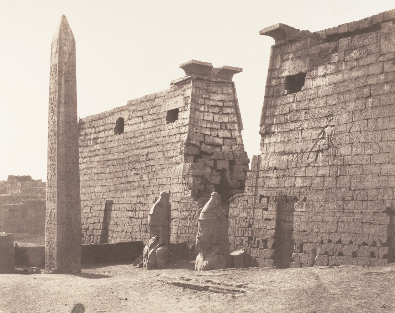 Louksor Théba, Elülső építkezés - Pilon, Kolosszusok és Obeliszk, 1851-52, nyomtatva 1853-54. alkotó: Félix Teynard