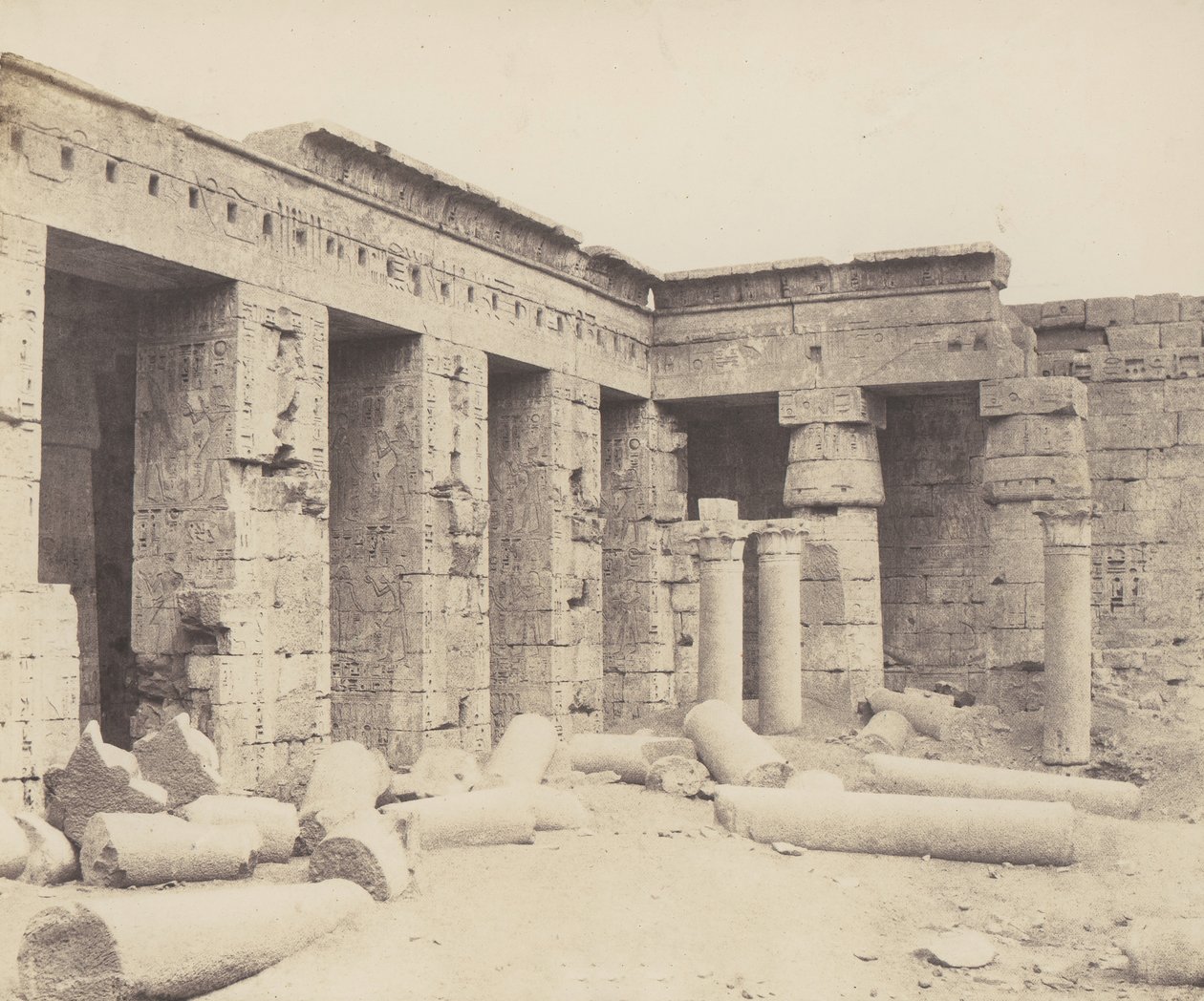 Medinet-Abu Théba. Későbbi építkezések – Második Bíróság, 1851-52, nyomtatva 1853-54. alkotó: Félix Teynard