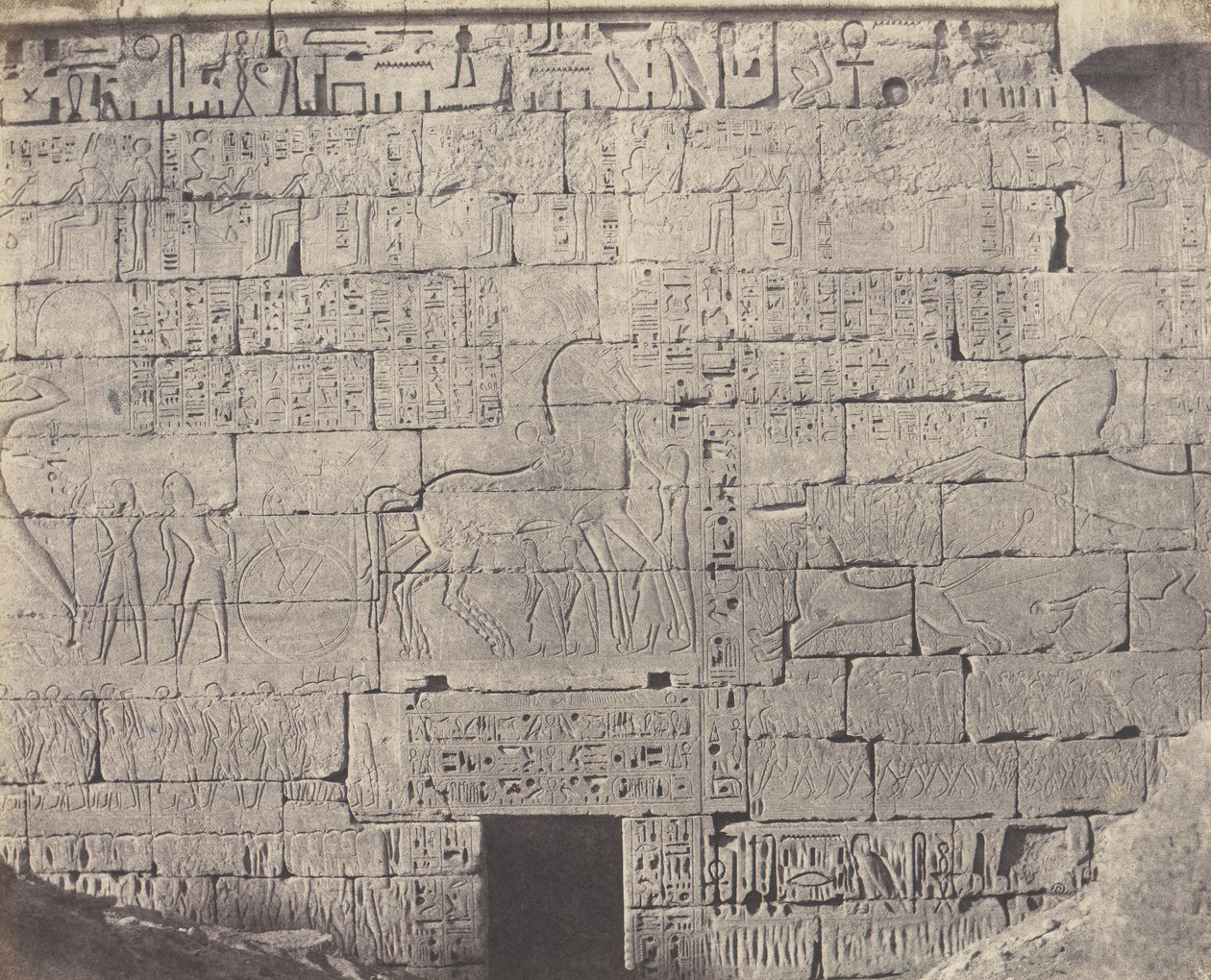 Medinet-Abou Thebes, Constructions Posteriores - Fragment de Sculpt..., 1851-52, nyomtatva 1853-54. alkotó: Félix Teynard